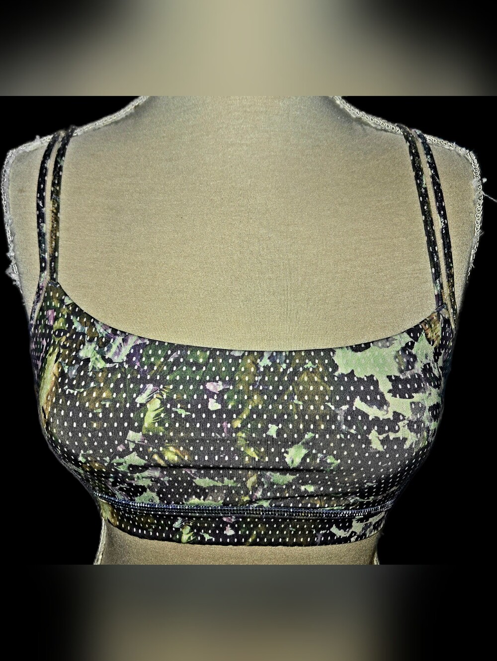 Size 4 Lululemon Free To Be Wild sports bra